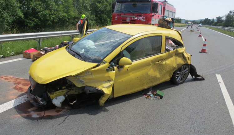 Řidička se při jízdě na dálnici lekla housenky, která po ní lezla. Při nárazu do svodilel se zranila ona i spolujezdkyně