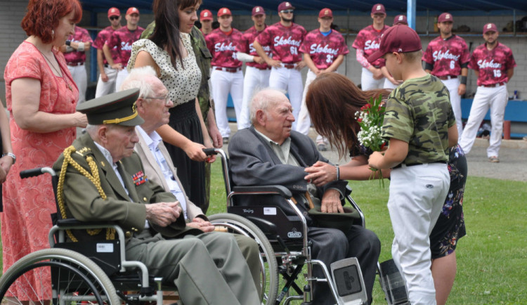 Olomoučtí baseballisté uctili válečné veterány, dorazil i pětadevadesátiletý generál Emil Boček