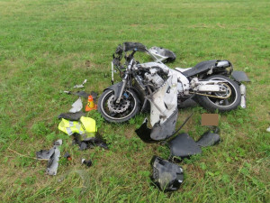 Náklaďák se při předjíždění střetl s motorkářem, který se při kolizi zranil