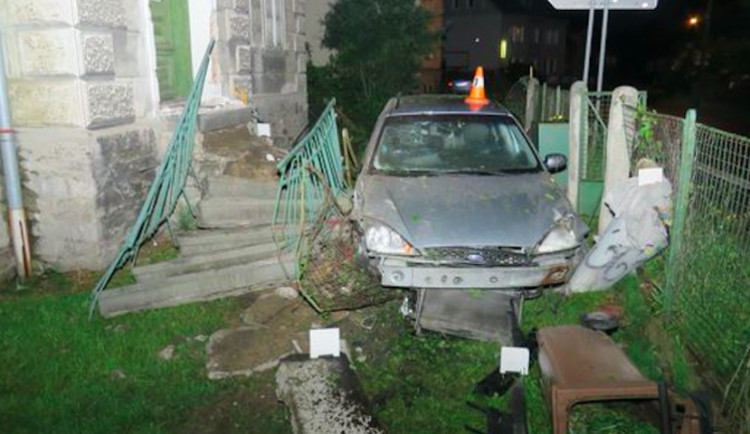 Opilý řidič dostal na silnici smyk a s autem skončil až v kamenném schodišti domu