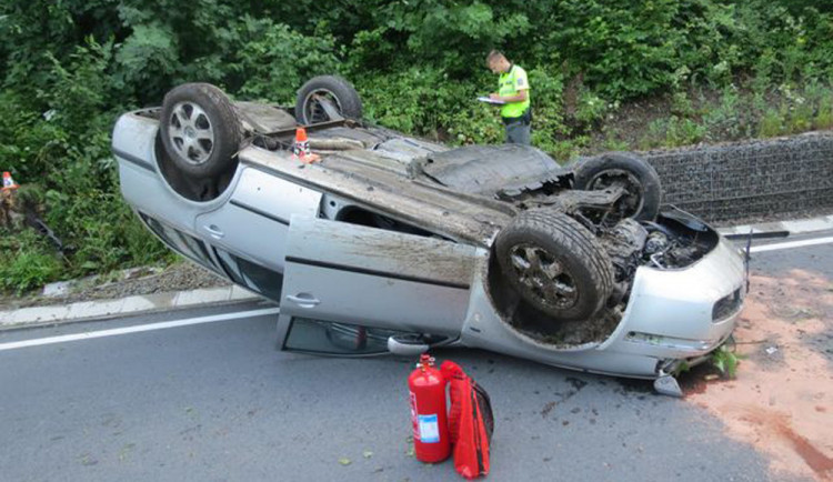 Řidič dostal mikrospánek, převrátil auto na střechu a skončil v nemocnici