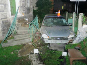 Opilý řidič dostal na silnici smyk a s autem skončil až v kamenném schodišti domu