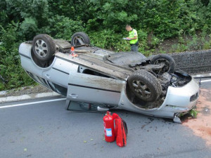 Řidič dostal mikrospánek, převrátil auto na střechu a skončil v nemocnici