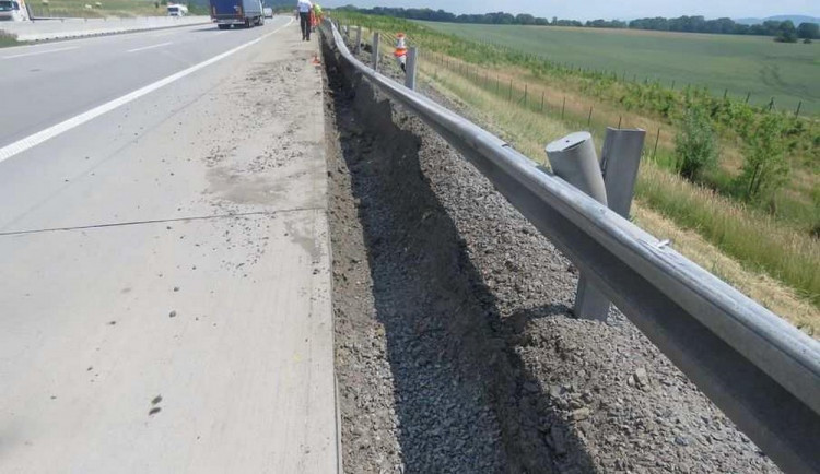 Policie pátrá po řidiči, který na dálnici ve směru na Ostravu poškodil svodidla a ujel