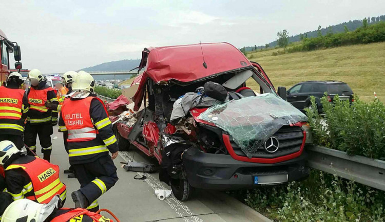 FOTO: Dodávka narazila do vozidla silničářů, zraněného řidiče museli vyprostit hasiči