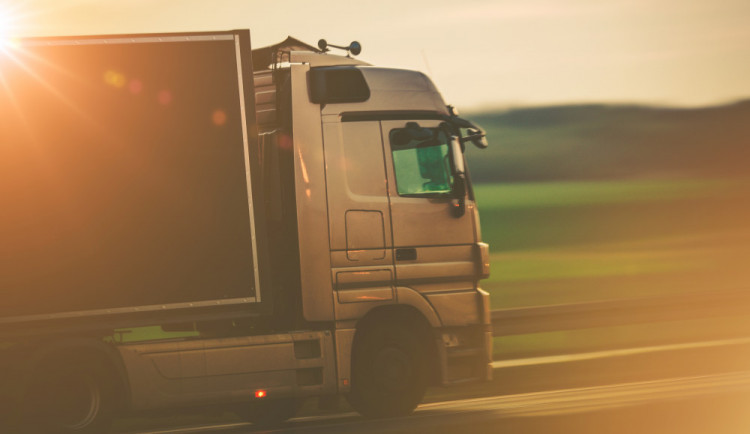 Řidič kamionu kličkoval na dálnici a ohrožoval ostatní, nadýchal tři promile a putoval na záchytku