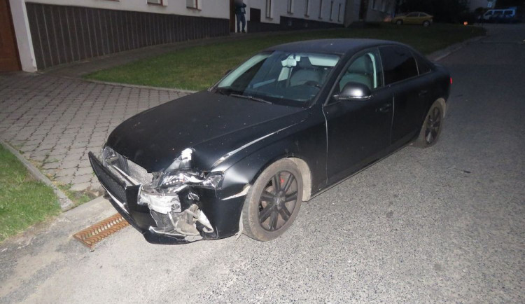 Opilý řidič jel moc rychle. Přejel obrubník, porazil značku a zničil auto