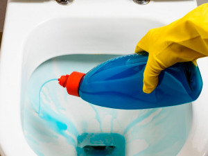 Testy ukázaly, že většina WC čističů nedokáže odstranit vodní kámen bez pomoci kartáče
