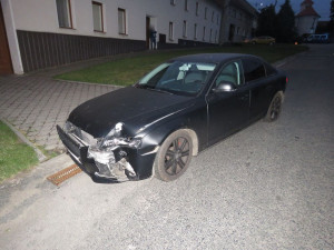 Opilý řidič jel moc rychle. Přejel obrubník, porazil značku a zničil auto