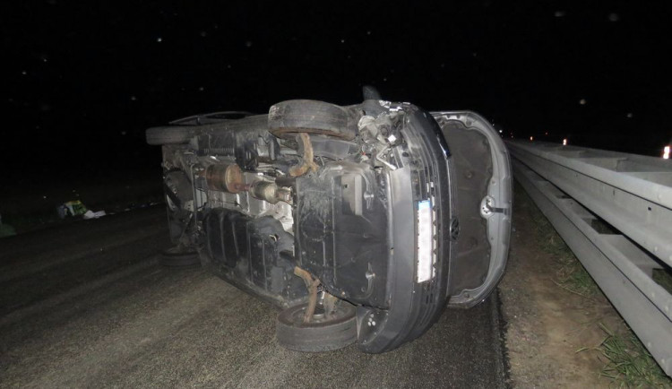 Řidič dodávky vjel do uzavřené části rekonstruované dálnice, zranil sebe i dva spolujezdce