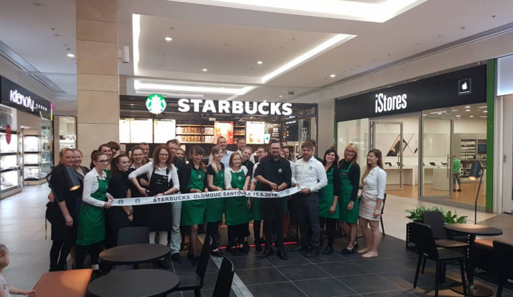 FOTO/VIDEO: V Šantovce byla dnes dopoledne otevřena kavárna Starbucks