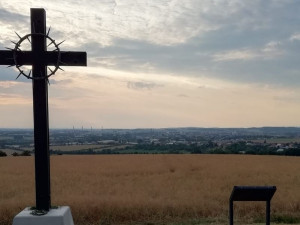 Čtyřmetrový kříž na Švédských šancích nad Přerovem nově připomíná povraždění 267 Němců