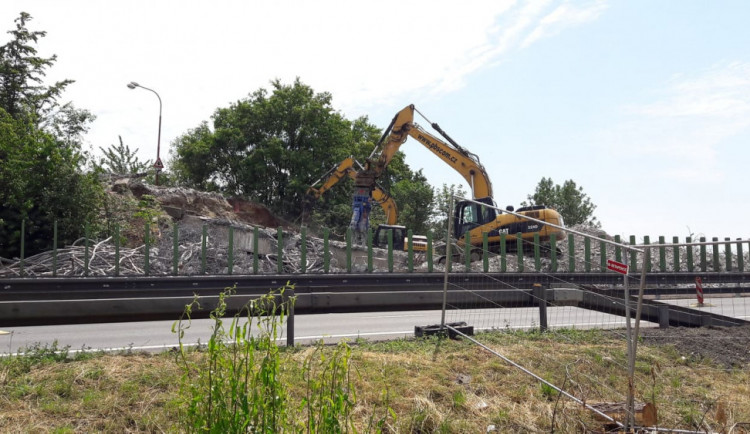FOTO/VIDEO: Na dálnici u Olšan byl zbourán most, uzavírka dálnice trvala šestnáct hodin
