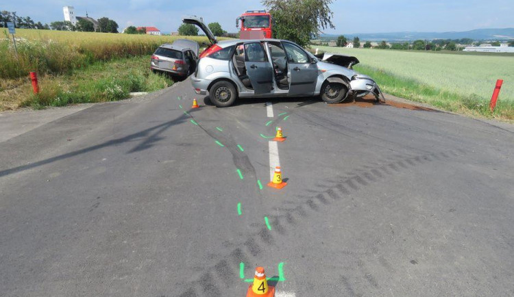 Auto najelo na silnici, kudy projížděl jiný vůz, v něm se zranily dvě ženy