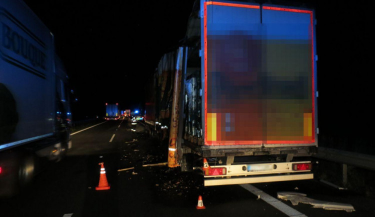 Řidič náklaďáku se nevěnoval řízení a narazil do odstaveného kamionu, škoda je přes půl milionu