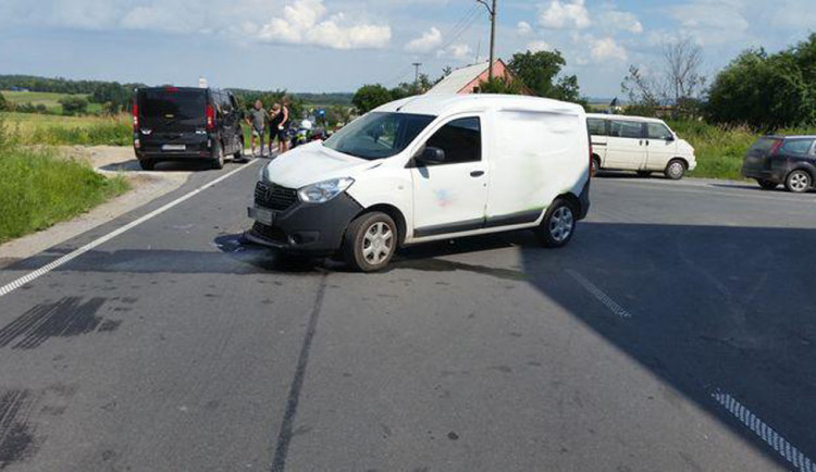 Osmnáctiletý řidič vjel do křižovatky, když po hlavní silnici jelo auto, vznikla škoda za 200 tisíc