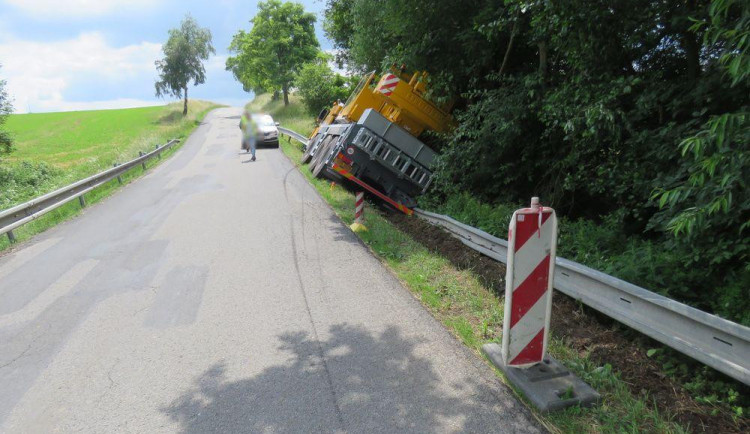 Pod autojeřábem se při vyhýbání jinému autu utrhla krajnice, škoda je milion korun