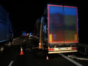 Řidič náklaďáku se nevěnoval řízení a narazil do odstaveného kamionu, škoda je přes půl milionu