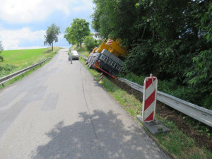 Pod autojeřábem se při vyhýbání jinému autu utrhla krajnice, škoda je milion korun