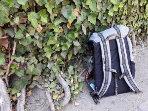 Školáci z prvního stupně našli u školy ve Stupkově ulici batoh se stříkačkami a alkoholem
