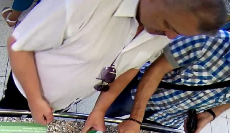 Policie pátrá po muži, který ukradl 900 tisíc. Byl viděn v Olomouci