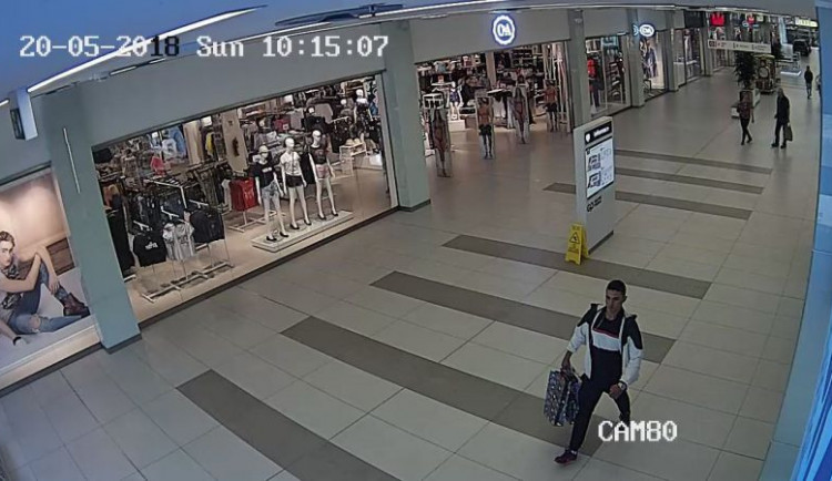 FOTO: Zloděj odstranil na více jak dvaceti kusech oblečení čipy a ukradl je. Policie po něm nyní pátrá