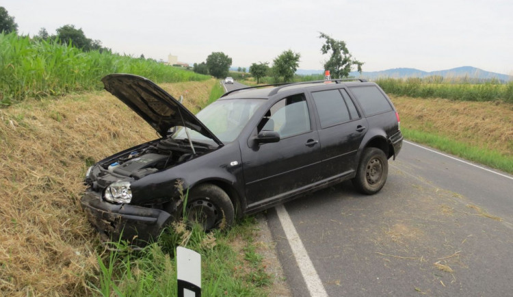 Zkouřený řidič chtěl ujet policejní kontrole, se svým autem ale skončil po smyku mimo silnici