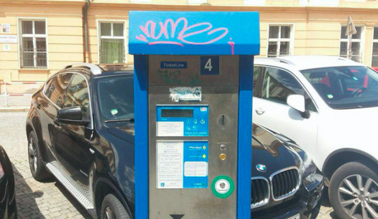 Zloděj ukradl sedm tisíc z parkovacího automatu v Poupětově ulici, hrozí mu dva roky vězení