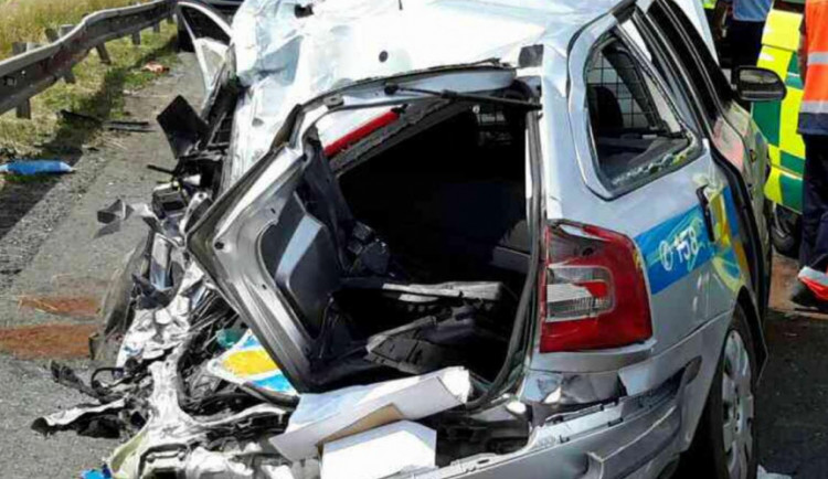 Do policejního auta na dálnici u Nákla narazil kamion, tři policisté se zranili