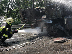 Motorka se čelně střetla s náklaďákem. Náklaďák začal hořet, motorkář zemřel