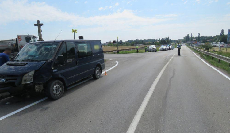Řidič dodávky nedal přednost autu na hlavní, vznikla škoda za padesát tisíc