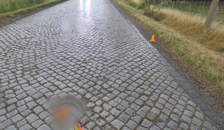 Řidič osobního auta lehce narazil do motorkáře a od nehody ujel