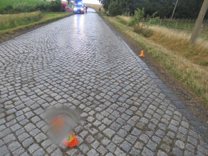 Řidič osobního auta lehce narazil do motorkáře a od nehody ujel