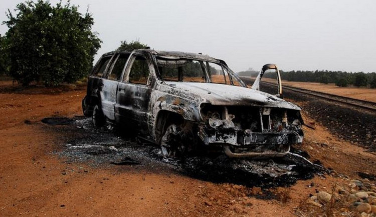 Zloděj ukradl auto, to pak shořelo na polní cestě