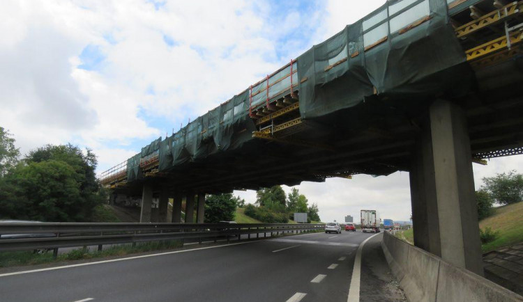 Předmět, který spadl z opravovaného mostu, poničil projíždějící auto