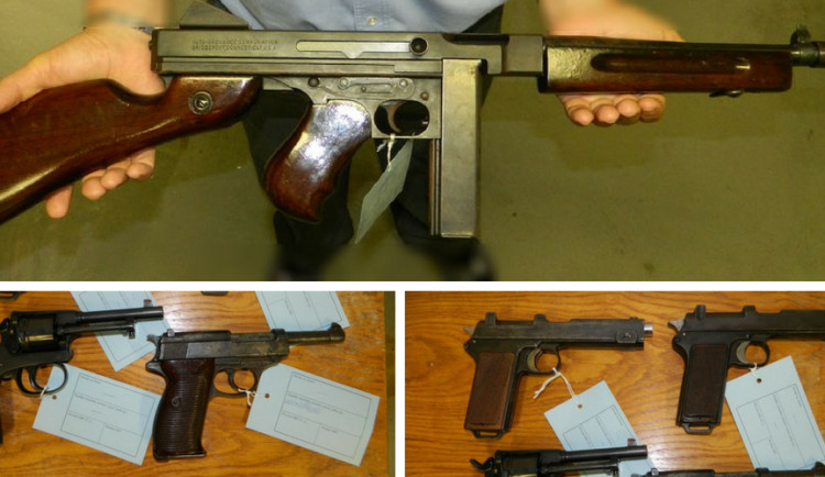 V trezoru zemřelého muže nalezli policisté historické revolvery i samopal Thompson, všechny držel nelegálně