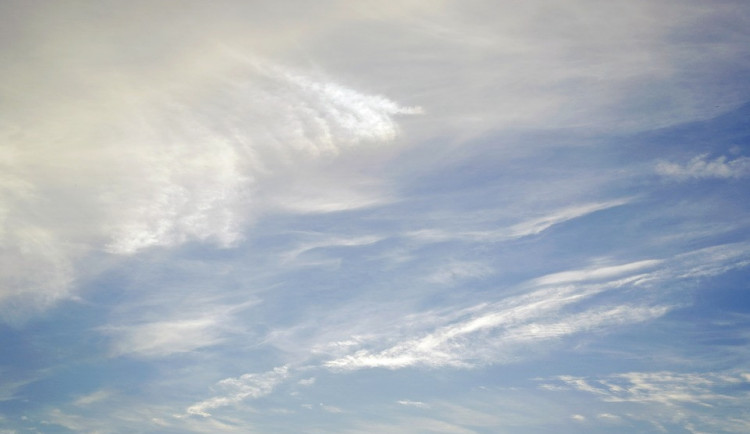 POČASÍ NA STŘEDU: Oblačno a teploty mírně přes dvacet stupňů Celsia