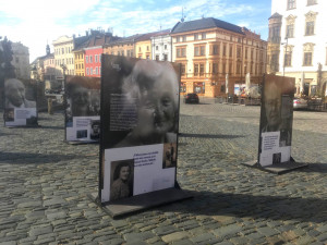 Výstava na Dolním náměstí připomíná důsledky nástupu komunistů k moci