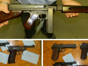 V trezoru zemřelého muže nalezli policisté historické revolvery i samopal Thompson, všechny držel nelegálně