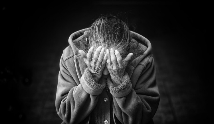 Seniorka ztratila u Moritze doklady a bála se jít domů, prý tam bude zloděj. Doprovodit ji museli strážníci