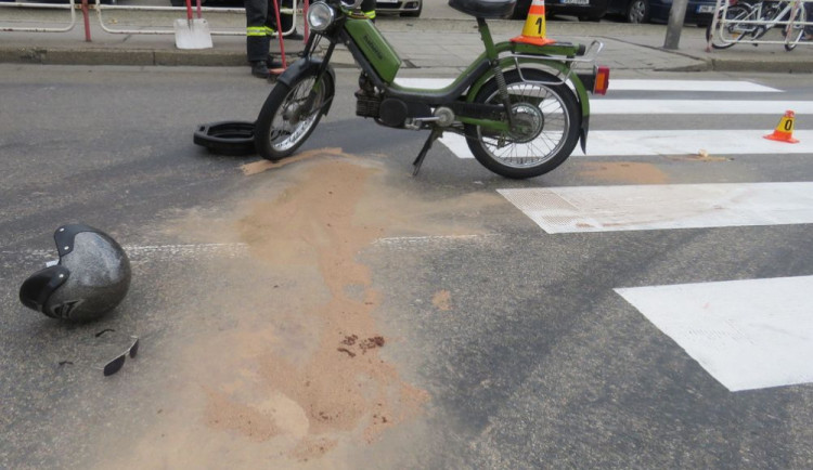 Řidič babety srazil třiašedesátiletou ženu na přechodu, oba skončili v nemocnici