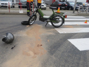 Řidič babety srazil třiašedesátiletou ženu na přechodu, oba skončili v nemocnici