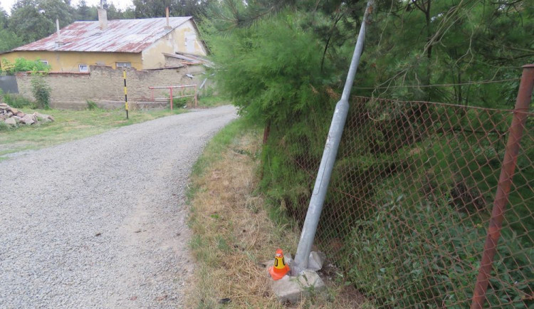 Řidič neodhadl rozměr nákladního auta, poškodil veřejné osvětlení, plot a zábradlí