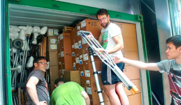 Nemocným v indické Kalkatě pomůže zásilka berlí z Fakultní nemocnice Olomouc