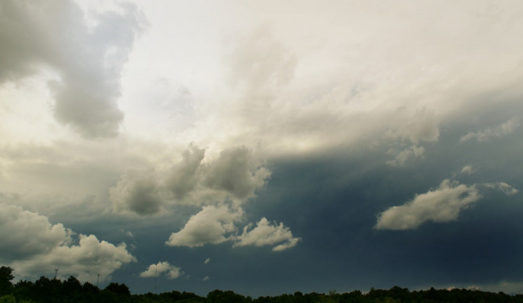 POČASÍ NA PÁTEK: Čekáme oblačno s přeháňkami a teplotami do šestadvaceti stupňů