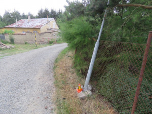 Řidič neodhadl rozměr nákladního auta, poškodil veřejné osvětlení, plot a zábradlí