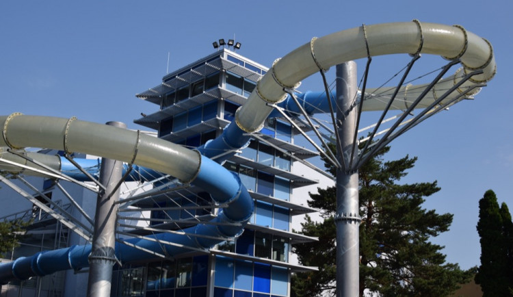 FOTO: Plavecký stadion zdobí nová tobogánová věž, otevřena bude začátkem prázdnin
