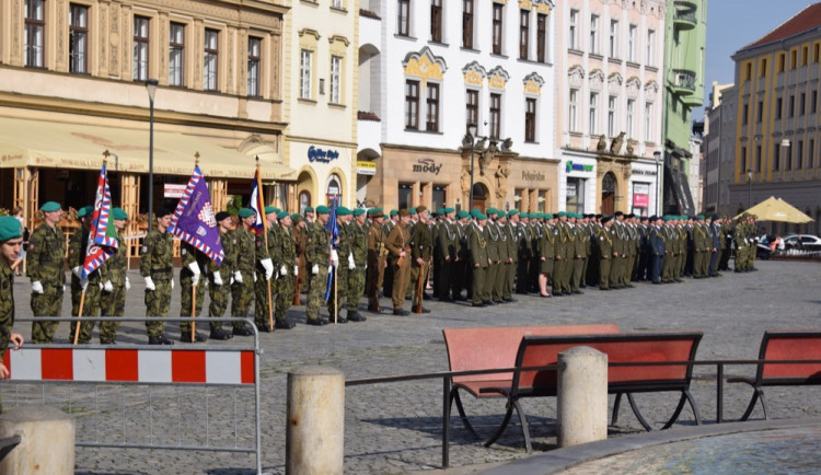 FOTO: Na Horním náměstí se to hemžilo vojáky, probíhal Den ozbrojených sil
