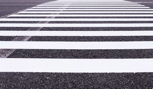 Sedmasedmdesátiletý řidič přehlédl ženu na přechodu pro chodce a srazil ji