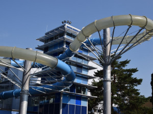 FOTO: Plavecký stadion zdobí nová tobogánová věž, otevřena bude začátkem prázdnin